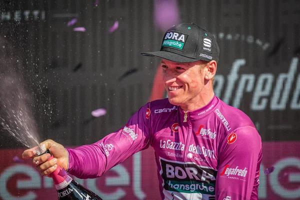 Verona, İtalya 2 Haziran 2019: Pascal Ackermann, Bora - hansgrohe Team, mor mayoyla Verona Arenası sahnesinde İtalya İtalya Giro d'Italia 2019 sprinter sınıflandırmazaferini kutluyor.