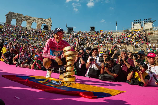 Verona, İtalya 2 Haziran 2019: Movistar Takımı 'ndan Richard Carapaz, Verona Arenası' nın sahnesinde 21 gün süren zorlu yarışmanın ardından İtalya Turu 'nun zaferini kutluyor..