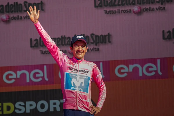 Verona, İtalya 2 Haziran 2019: Movistar Takımı 'ndan Richard Carapaz, Verona Arenası' nın sahnesinde 21 gün süren zorlu yarışmanın ardından İtalya Turu 'nun zaferini kutluyor..