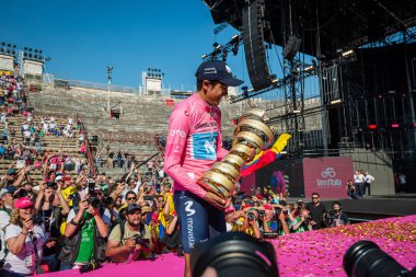 Verona, İtalya 2 Haziran 2019: Richard Carapaz, Movistar Takımı, pembe formalı herkese Giro D 'Italia 2019 genel klasmanını kazandığını gösteriyor..