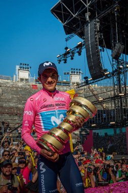 Verona, İtalya 2 Haziran 2019: Richard Carapaz, Movistar Takımı, pembe formalı herkese Giro D 'Italia 2019 genel klasmanını kazandığını gösteriyor..