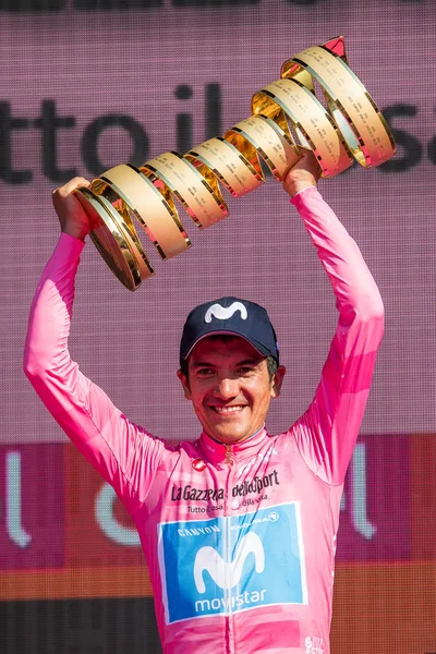 Verona, İtalya 2 Haziran 2019: Richard Carapaz, Movistar Takımı, pembe formalı herkese Giro D 'Italia 2019 genel klasmanını kazandığını gösteriyor..