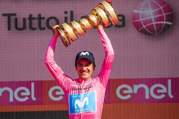 Verona, İtalya 2 Haziran 2019: Richard Carapaz, Movistar Takımı, pembe formalı herkese Giro D 'Italia 2019 genel klasmanını kazandığını gösteriyor..