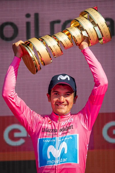 Verona, İtalya 2 Haziran 2019: Richard Carapaz, Movistar Takımı, pembe formalı herkese Giro D 'Italia 2019 genel klasmanını kazandığını gösteriyor..