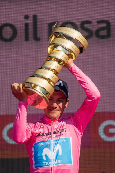 Verona, İtalya 2 Haziran 2019: Richard Carapaz, Movistar Takımı, pembe formalı herkese Giro D 'Italia 2019 genel klasmanını kazandığını gösteriyor..