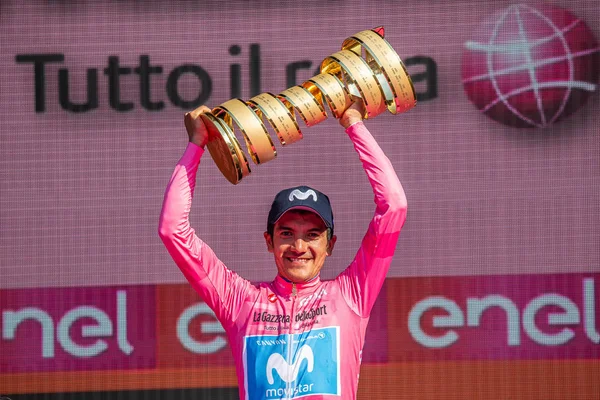 Verona, İtalya 2 Haziran 2019: Richard Carapaz, Movistar Takımı, pembe formalı herkese Giro D 'Italia 2019 genel klasmanını kazandığını gösteriyor..