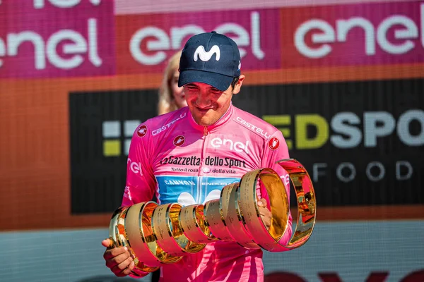 Verona, İtalya 2 Haziran 2019: Richard Carapaz, Movistar Takımı, pembe formalı herkese Giro D 'Italia 2019 genel klasmanını kazandığını gösteriyor..
