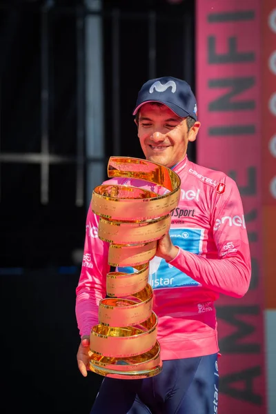 Verona, İtalya 2 Haziran 2019: Richard Carapaz, Movistar Takımı, pembe formalı herkese Giro D 'Italia 2019 genel klasmanını kazandığını gösteriyor..