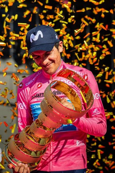 Verona, İtalya 2 Haziran 2019: Richard Carapaz, Movistar Takımı, pembe formalı herkese Giro D 'Italia 2019 genel klasmanını kazandığını gösteriyor..