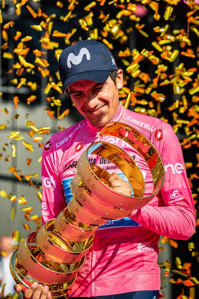 Verona, İtalya 2 Haziran 2019: Richard Carapaz, Movistar Takımı, pembe formalı herkese Giro D 'Italia 2019 genel klasmanını kazandığını gösteriyor..