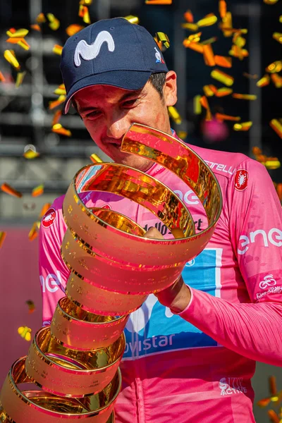 Verona, İtalya 2 Haziran 2019: Richard Carapaz, Movistar Takımı, pembe formalı herkese Giro D 'Italia 2019 genel klasmanını kazandığını gösteriyor..