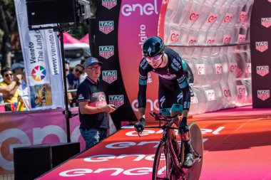 Verona, İtalya 2 Haziran 2019: Davide Formolo, BORA - Hansgrohe Team, Giro D 'Italia 2019' un son deneme aşamasından önce Verona Arena 'ya vardı..
