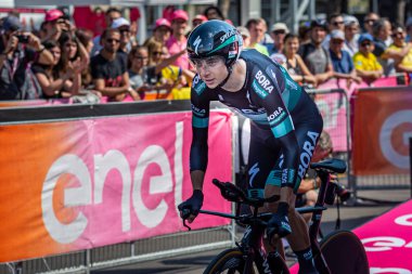 Verona, İtalya 2 Haziran 2019: Davide Formolo, BORA - Hansgrohe Team, Giro D 'Italia 2019' un son deneme aşamasından önce Verona Arena 'ya vardı..