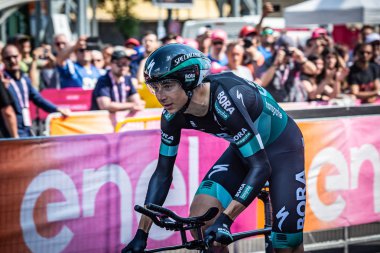 Verona, İtalya 2 Haziran 2019: Davide Formolo, BORA - Hansgrohe Team, Giro D 'Italia 2019' un son deneme aşamasından önce Verona Arena 'ya vardı..