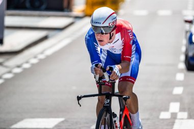 Verona, İtalya 2 Haziran 2019: 21 gün süren zorlu yarışmanın ardından Giro D 'Italia 2019' un son aşamasında profesyonel bisikletçi.