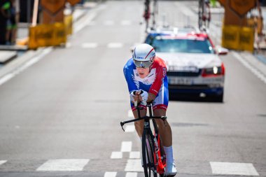 Verona, İtalya 2 Haziran 2019: 21 gün süren zorlu yarışmanın ardından Giro D 'Italia 2019' un son aşamasında profesyonel bisikletçi.