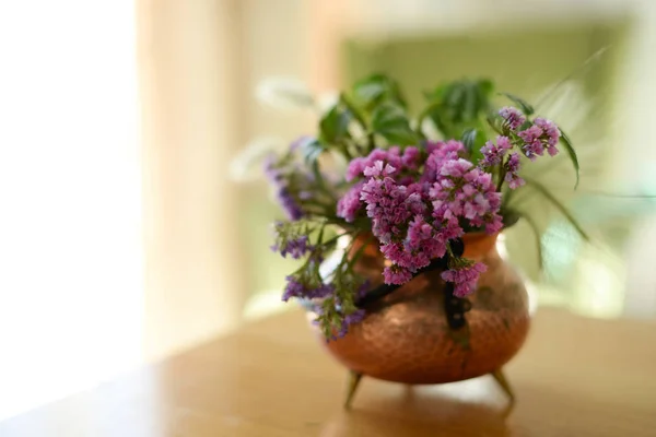 Vaso Cobre Para Cinzas Com Buquê Ervas Flores Secas Mesa — Fotografia de Stock