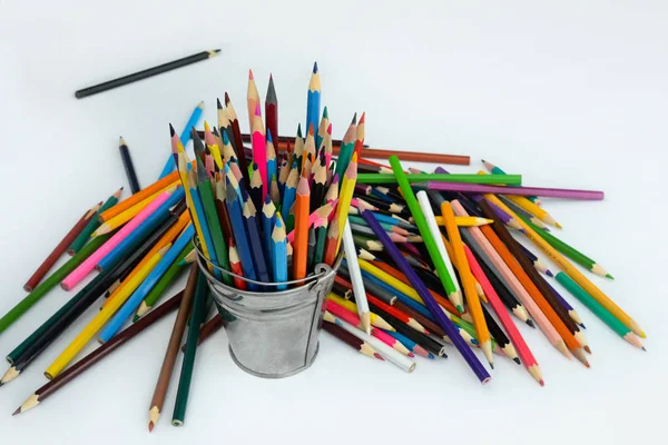 Ołówki kolorowe dzieci w tin wiadro na białym tle — Zdjęcie stockowe