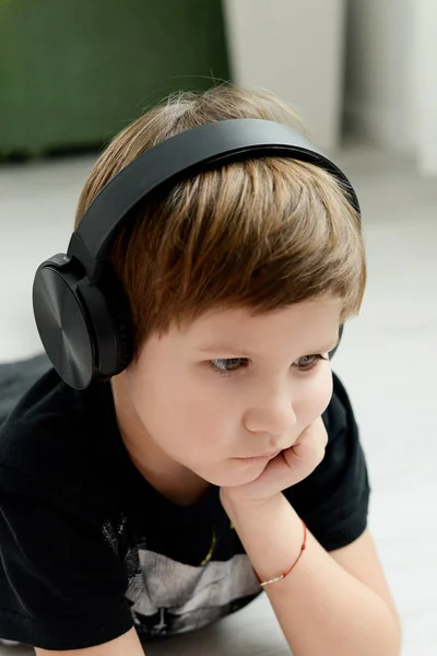 ヘッドフォン 歳の男の子の美しい少年は 音楽を聴く — ストック写真
