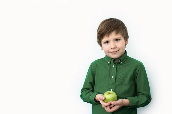 Αγόρι Ένα Πράσινο Μήλο Κρατά Στα Χέρια Του Συναισθήματα — Φωτογραφία Αρχείου