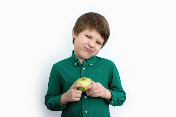 Garçon Tient Une Pomme Verte Dans Ses Mains Émotions — Photo