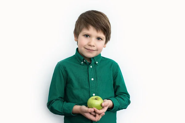 少年は 彼の手は 感情の青リンゴを保持しています — ストック写真