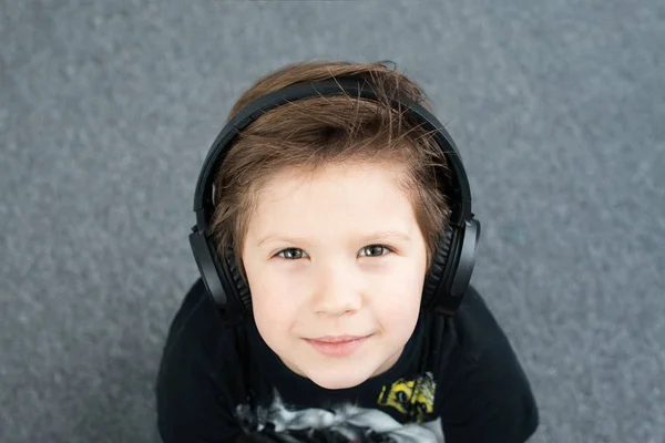 Menino Bonito Fones Ouvido Menino Anos Ouvir Música — Fotografia de Stock