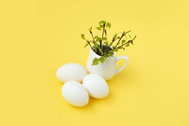 Mutlu Paskalya yumurtaları ve şube arka plan sarı