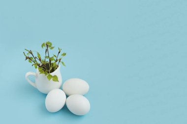 Mutlu Paskalya yumurtaları ve şube turkuaz arka plan