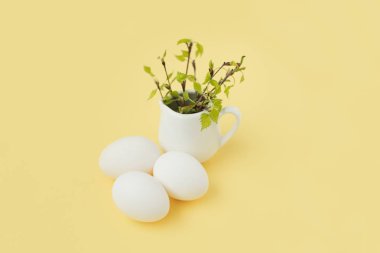 Mutlu Paskalya yumurtaları ve şube arka plan sarı