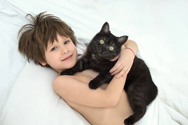 Jongen met een kat. Een kind van 6 jaar zonder een tand. — Stockfoto