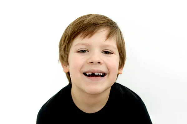 Ragazzo ridente senza dente del bambino, l'assenza di un dente del bambino, un dente caduto da un bambino, un sorriso sdentato, un dentista, denti bianchi di un bambino — Foto Stock