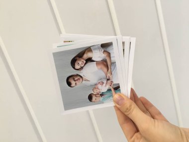 Rusya, Orenburg, Ocak, 2019. Yeni doğan bebek ile mutlu aile kağıt baskılı-out fotoğraflar. Üstten Görünüm. 