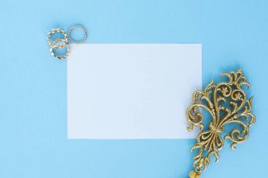 metin ve eğreltiotu yaprakları, üstten görünüm, metin, kopya alanı için yer için beyaz kağıt levha ile turkuaz arka plan üzerinde Flatley,