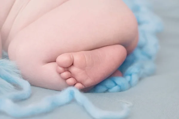 Nohy novorozence, špičky a nehty dítěte, první dny života po narození, šupinatá kůže nohou — Stock fotografie