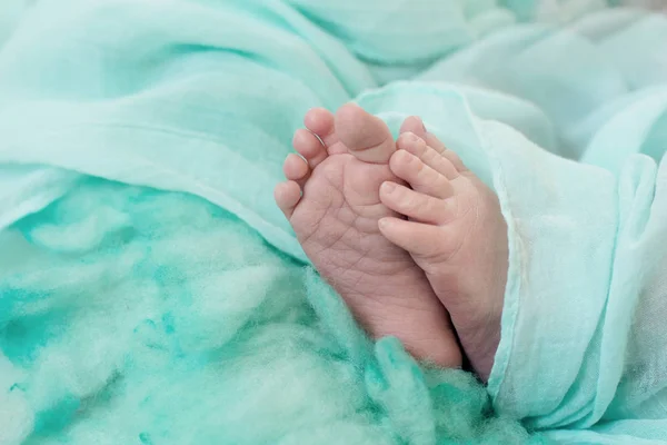 Feet of a newborn baby, toes  and nails of a child, the first days of life after birth, scaly skin of legs — Stock Photo, Image