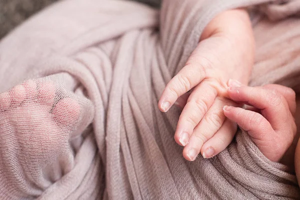 Manos y pies de un bebé recién nacido, uñas de los dedos de un niño, los primeros días de vida después del nacimiento, piel escamosa . —  Fotos de Stock