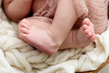 Yeni doğmuş bir bebeğin ayakları, bir çocuğun ayak parmakları ve tırnakları, doğumdan sonra yaşamın ilk günleri, pullu Skin