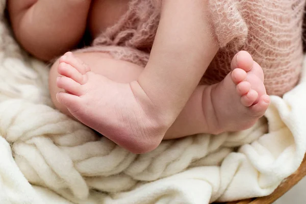 Ноги новорожденного ребенка, пальцы ног и ногти ребенка, первые дни жизни после рождения, чешуйчатая кожа — стоковое фото