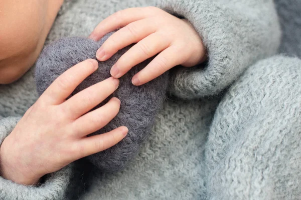 Finger eines Neugeborenen, Herz in den Händen von Mama und Papa, Hände und Nägel eines Kindes, die ersten Tage nach der Geburt, — Stockfoto