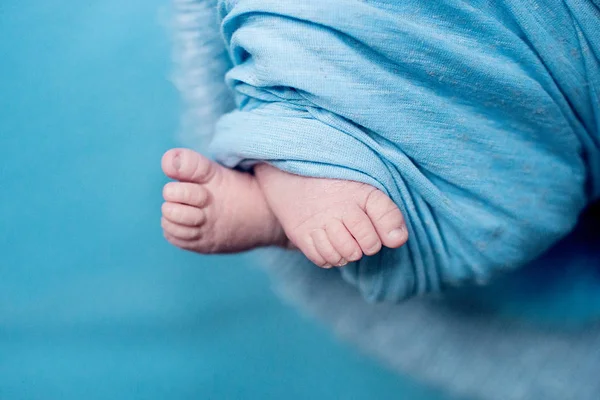Feet of a newborn baby, toes  and nails of a child, the first days of life after birth, scaly skin. — Stock Photo, Image