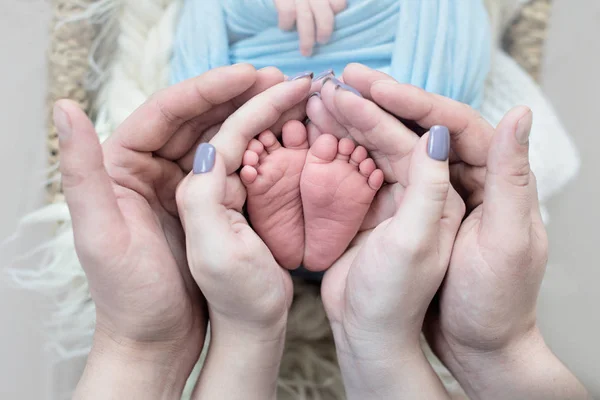 Yeni doğmuş bir bebeğin ayakları, anne ve babanın parmakları, bir çocuğun elleri ve tırnakları, doğumdan sonraki ilk günler, pullu cilt — Stok fotoğraf