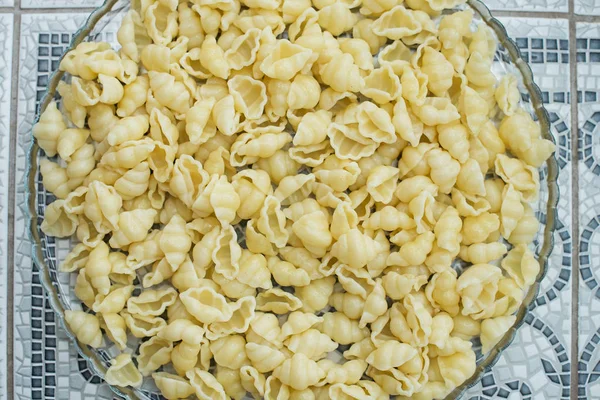 Gekookte pasta, gekookt zonder iets, pasta achtergrond, voedsel voor kinderen — Stockfoto