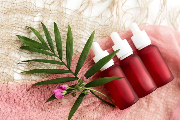 Garrafas de cosméticos, frascos de óleo rosa , — Fotografia de Stock