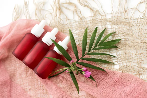 Kozmetikai palackok, rózsaszín olaj tégelyek, — Stock Fotó