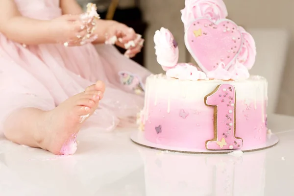 Torta rosa di schianto alla celebrazione del primo compleanno della ragazza, torta di spugne rovinata, marshmallow rotto, 1 anno — Foto Stock