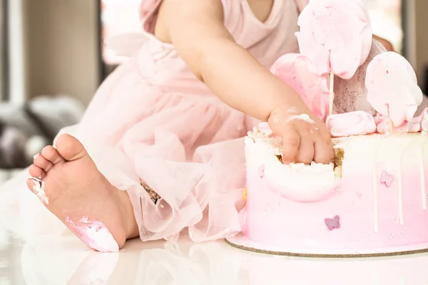 Crash kue merah muda pada perayaan ulang tahun pertama gadis itu, hancur sponge kue, marshmallow rusak, 1 tahun — Stok Foto