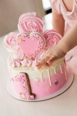 Kız ilk Doğum günü kutlamasında Crash pembe kek, harap sünger kek, kırık Marshmallow, 1 yıl