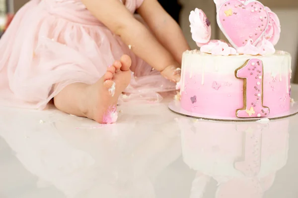 Torta rosa di schianto alla celebrazione del primo compleanno della ragazza, torta di spugne rovinata, marshmallow rotto, 1 anno — Foto Stock