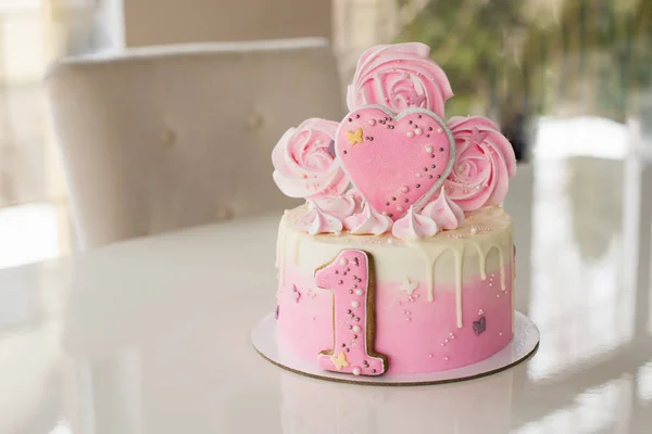 Bater bolo rosa na celebração do primeiro aniversário da menina, bolo de esponja em ruínas, marshmallow quebrado, 1 ano — Fotografia de Stock